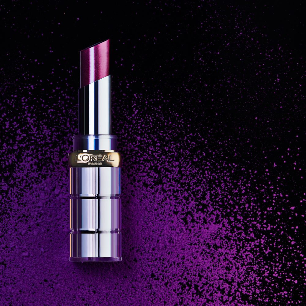 photographe Photographe beauté à Paris : rouge à lèvres L'Oréal métallique violet sur poudre, photo mode élégante fond noir dramatique. Paris
