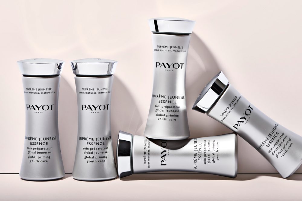 photographe Photographe beauté Paris : photo mode de cinq flacons argentés Payot Suprême Jeunesse Essence, packaging élégant sur fond clair. Paris