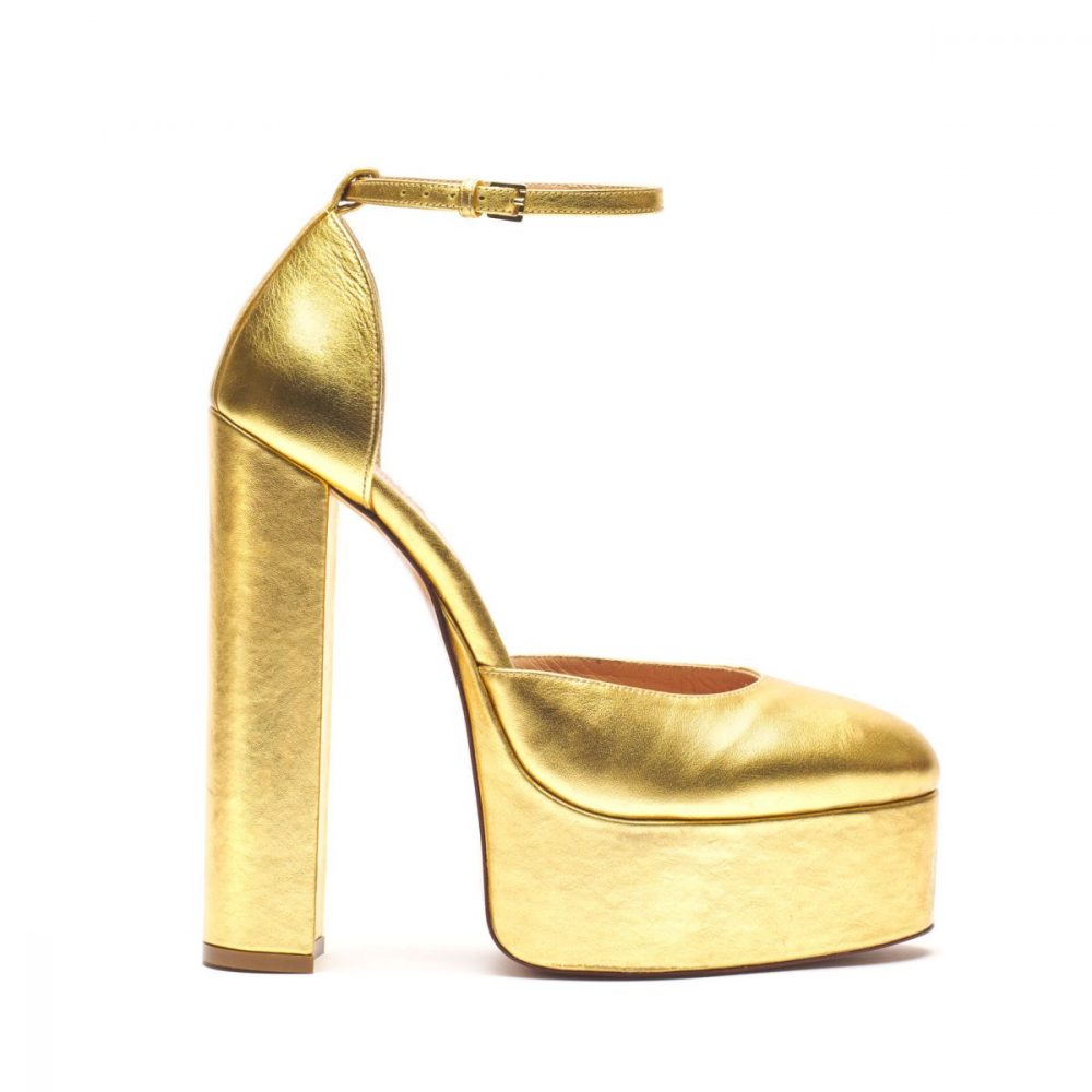 photographe Photographe mode Paris : escarpin plateforme or brillant à talon épais, bride cheville, fond blanc, photo beauté tendance. Paris