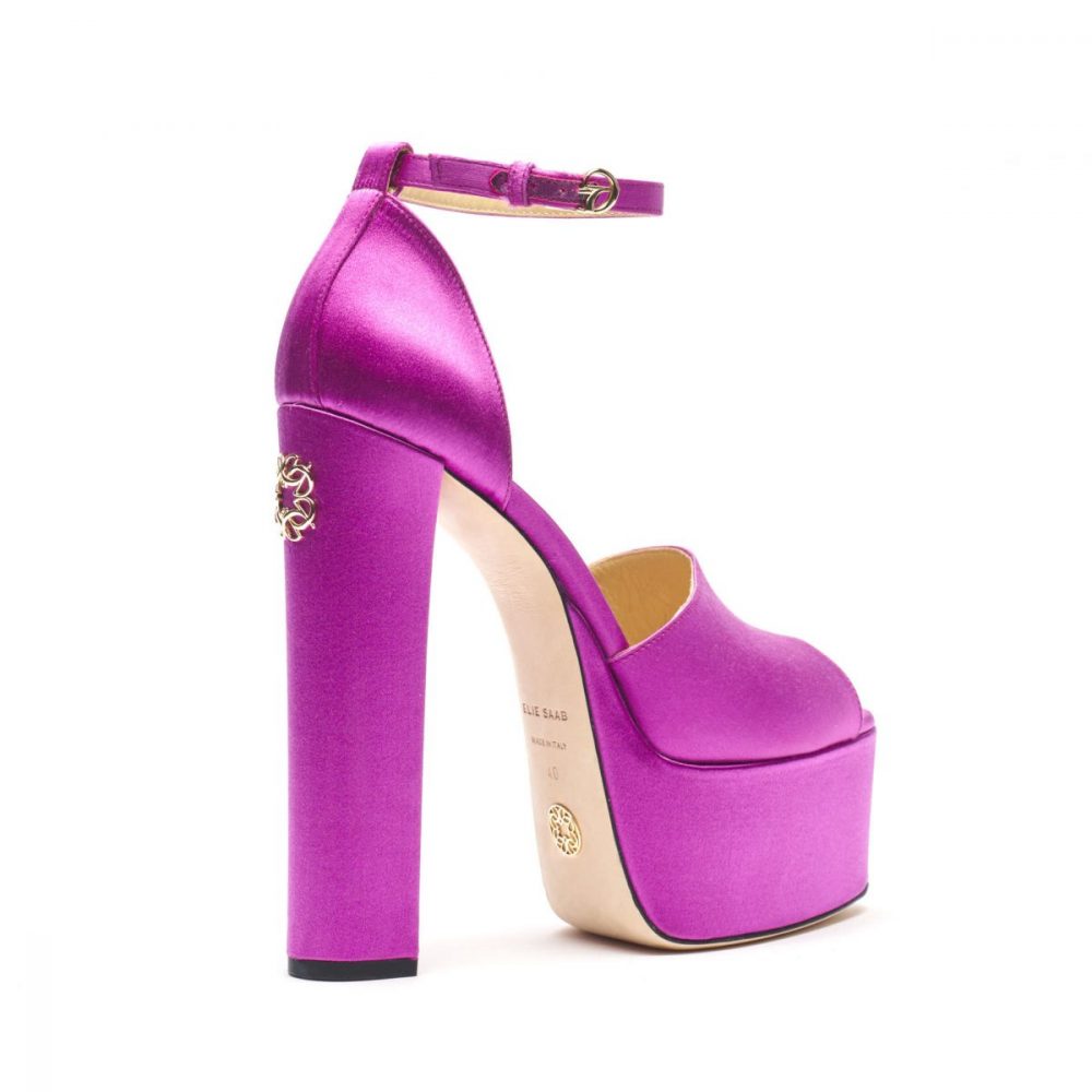 photographe Chaussure à talon haut fuchsia en satin, accents dorés, photo mode beauté par photographe à Paris, portrait élégant. Paris