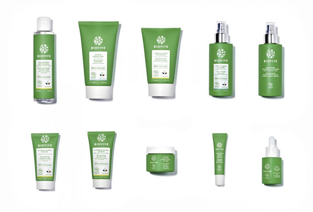photographe Photographe beauté Paris, photo mode : 10 flacons verts Biovive avec étiquettes blanches sur fond blanc, design élégant et naturel. Paris