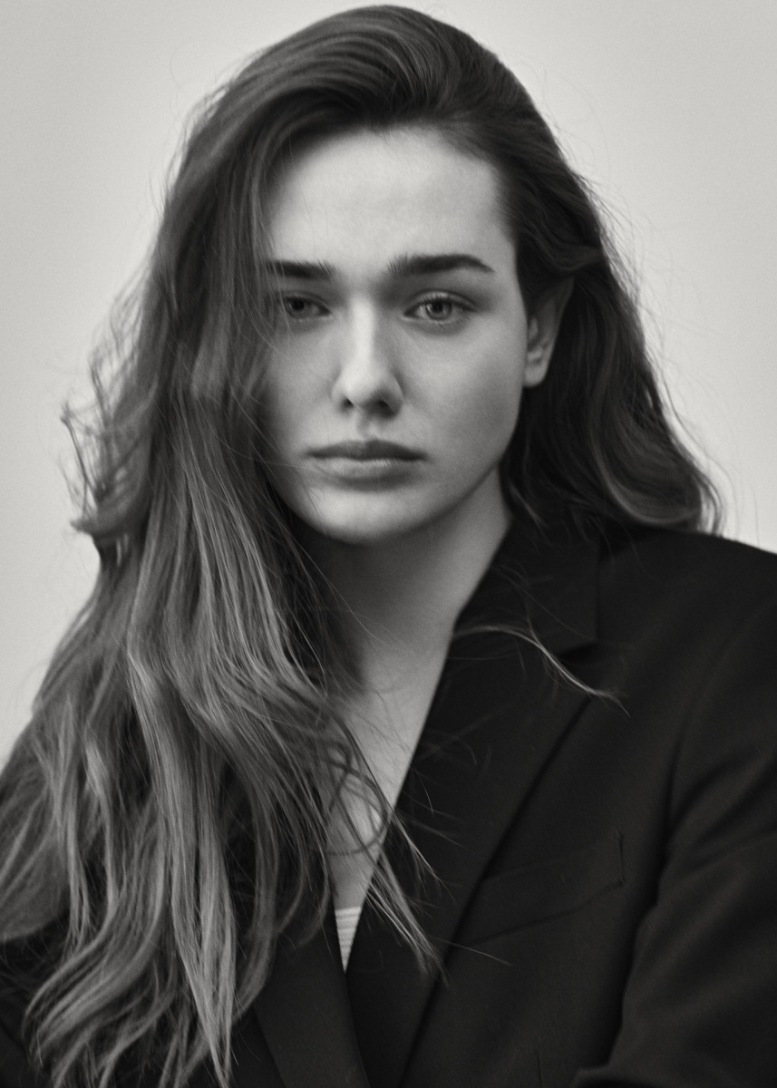 photographe Portrait noir et blanc mode à Paris d'une jeune femme, cheveux longs ondulés, blazer sombre, par photographe professionnel. Paris