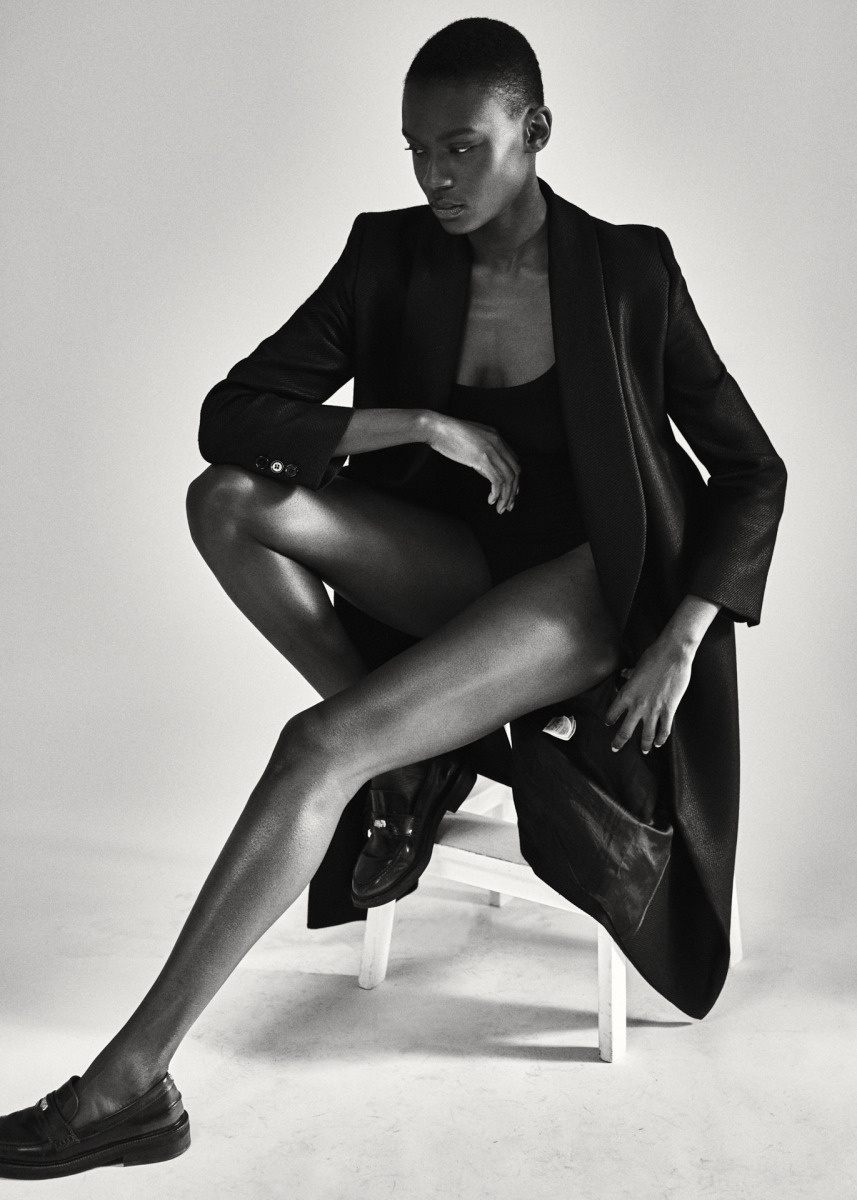 photographe Portrait mode noir et blanc à Paris par un photographe : mannequin assis sur tabouret, look élégant en blazer, attitude assurée. Paris