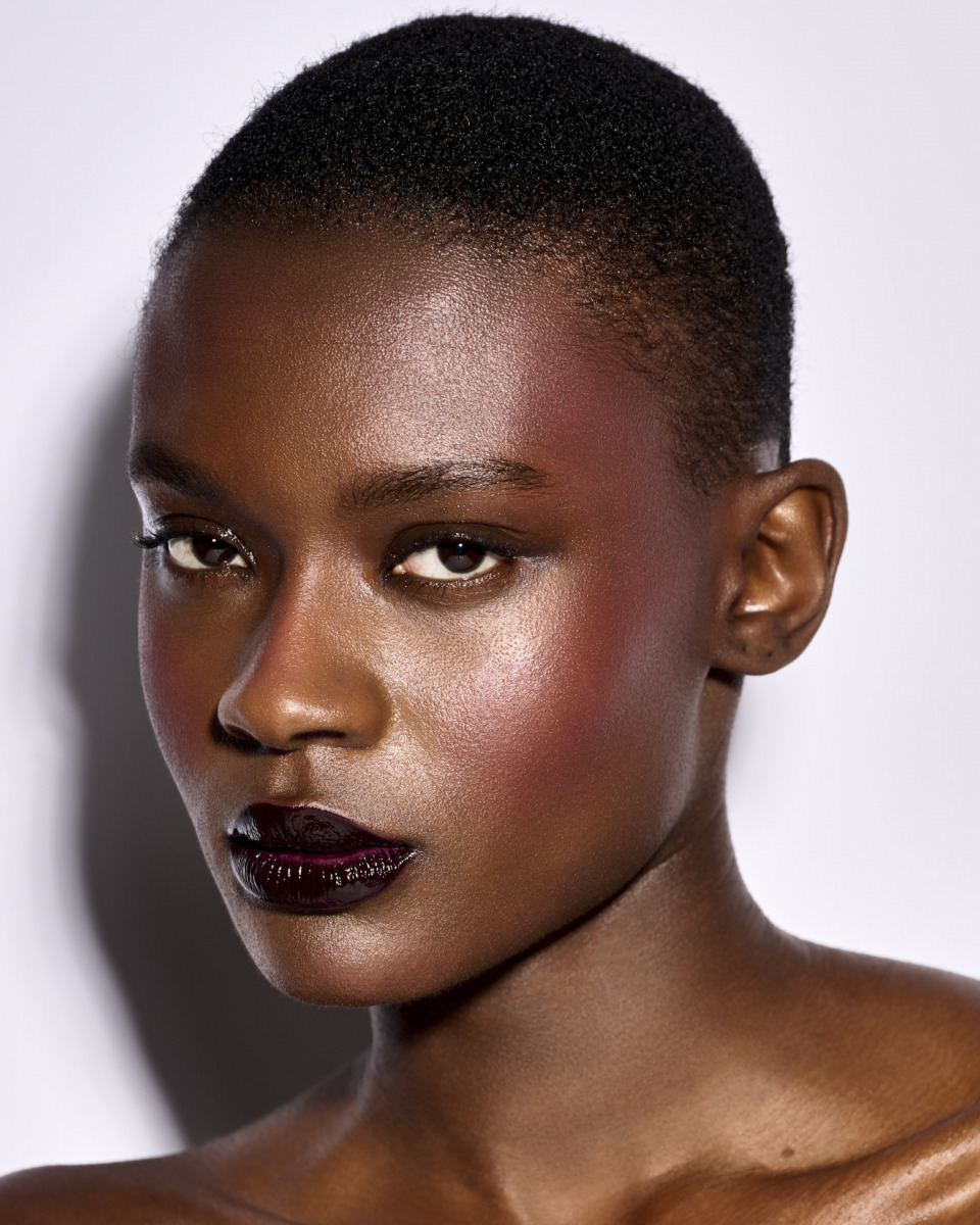 photographe Portrait beauté par un photographe à Paris : modèle aux cheveux courts naturels, maquillage audacieux rouge et fond blanc épuré. Paris