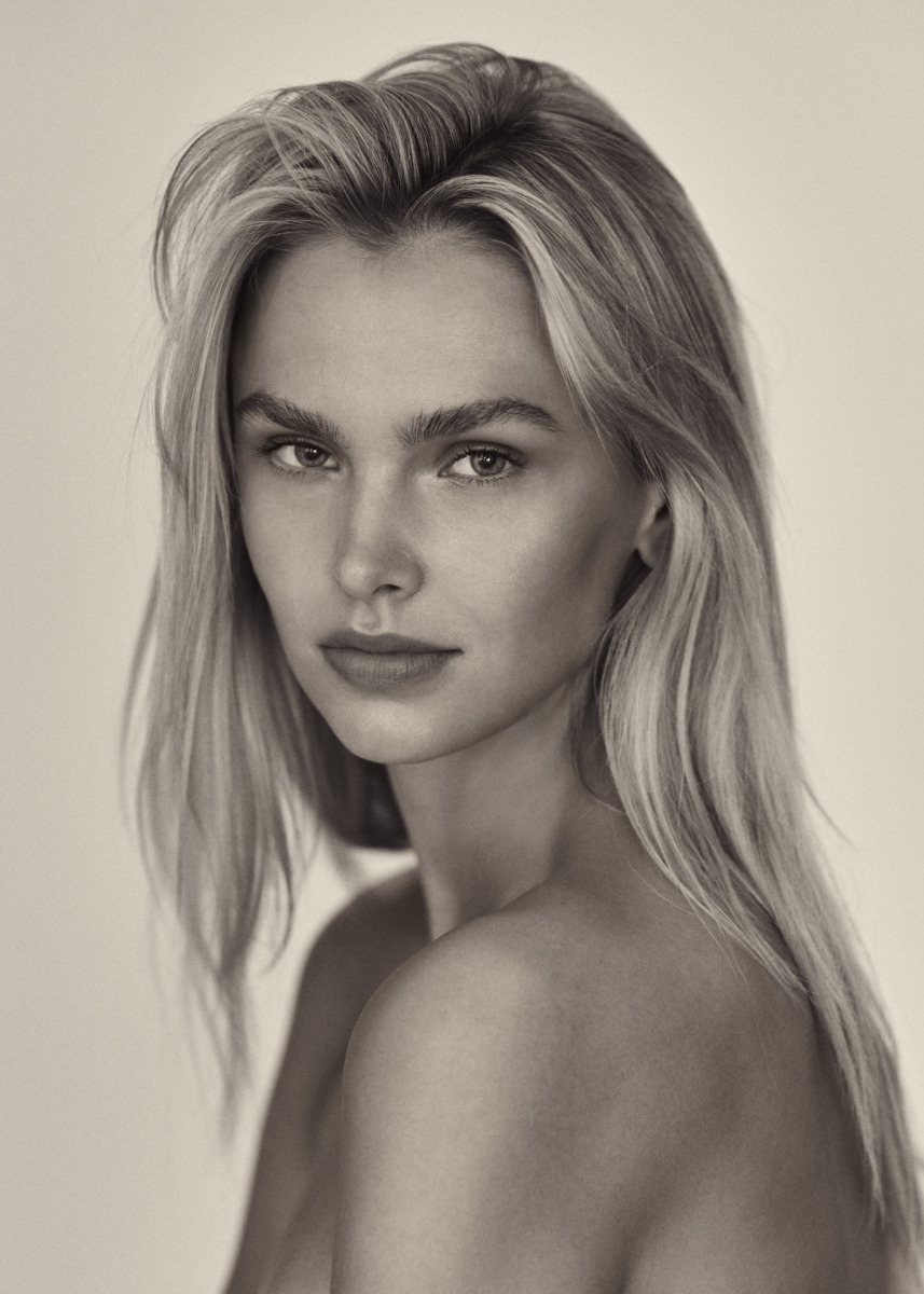 photographe Photographe de mode à Paris : portrait en noir et blanc d’une femme blonde, à l’épaule dénudée, dans un style « book de mannequin » intemporel et sophistiqué. Paris