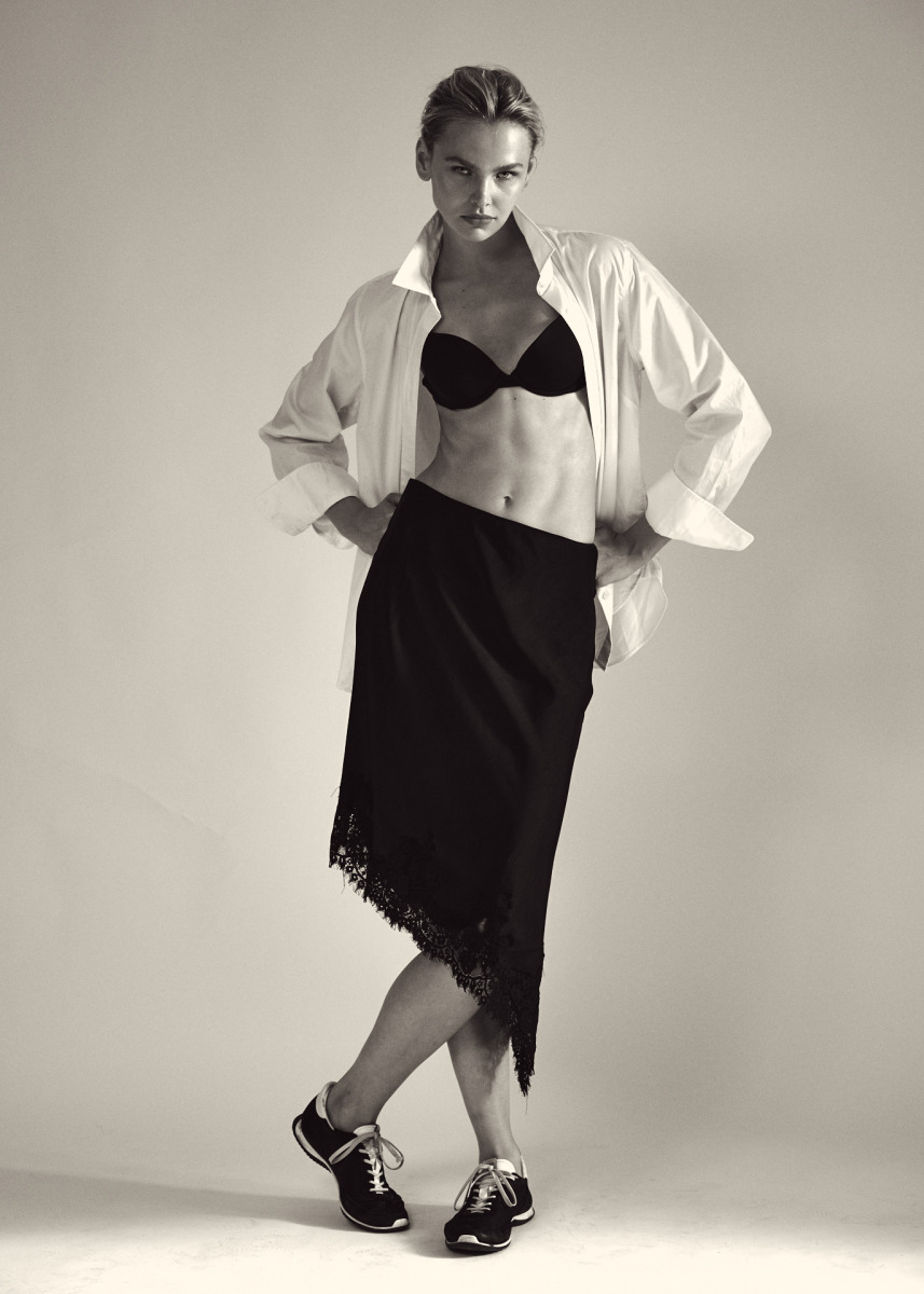 photographe Photographe de portraits de beauté à Paris : mannequin posant en studio, look noir chic, jupe asymétrique en dentelle, baskets. Paris