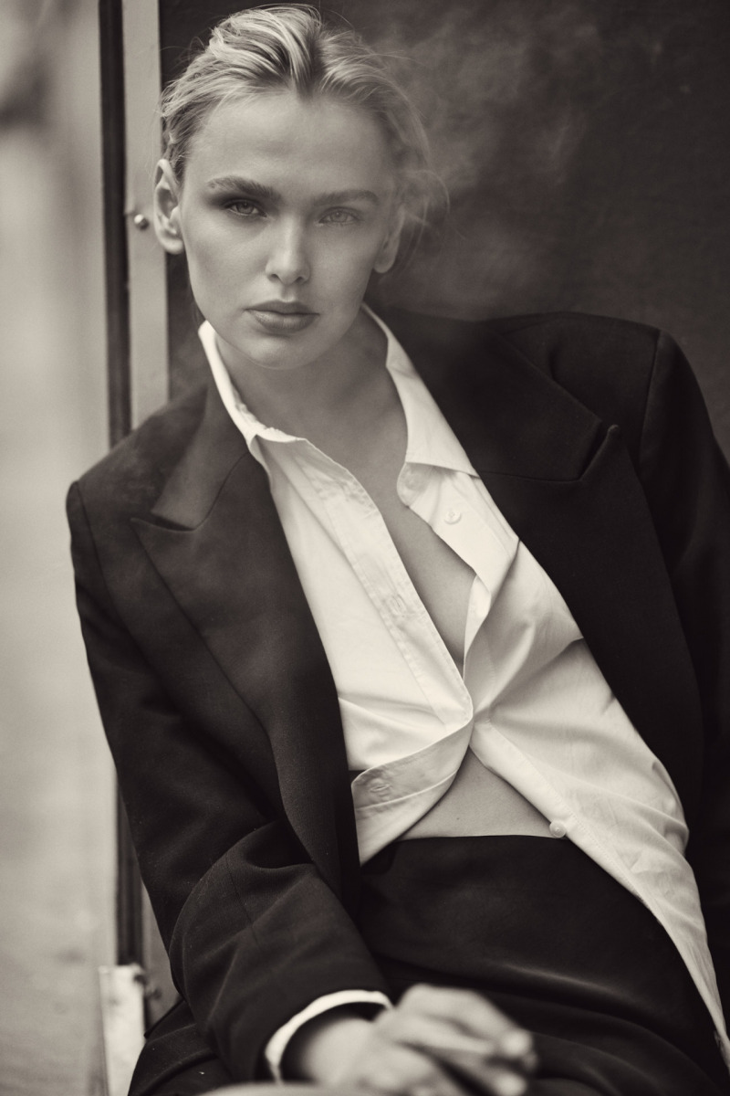 photographe Portrait en noir et blanc à Paris : mannequin aux cheveux courts, blazer noir, photographe professionnel pour book de mannequin. Paris
